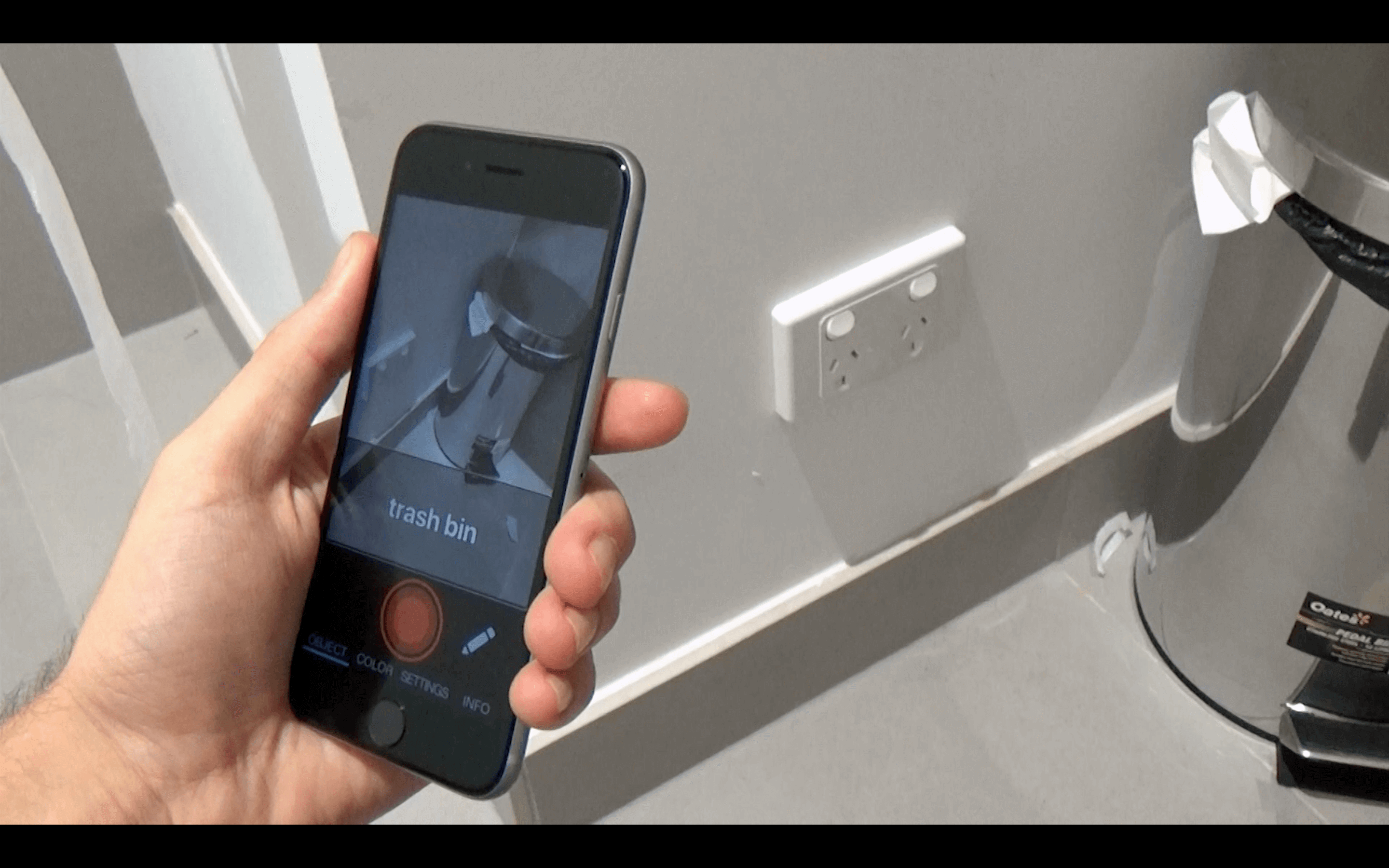 Aipoly, umělá inteligence v akci - odpadkový koš